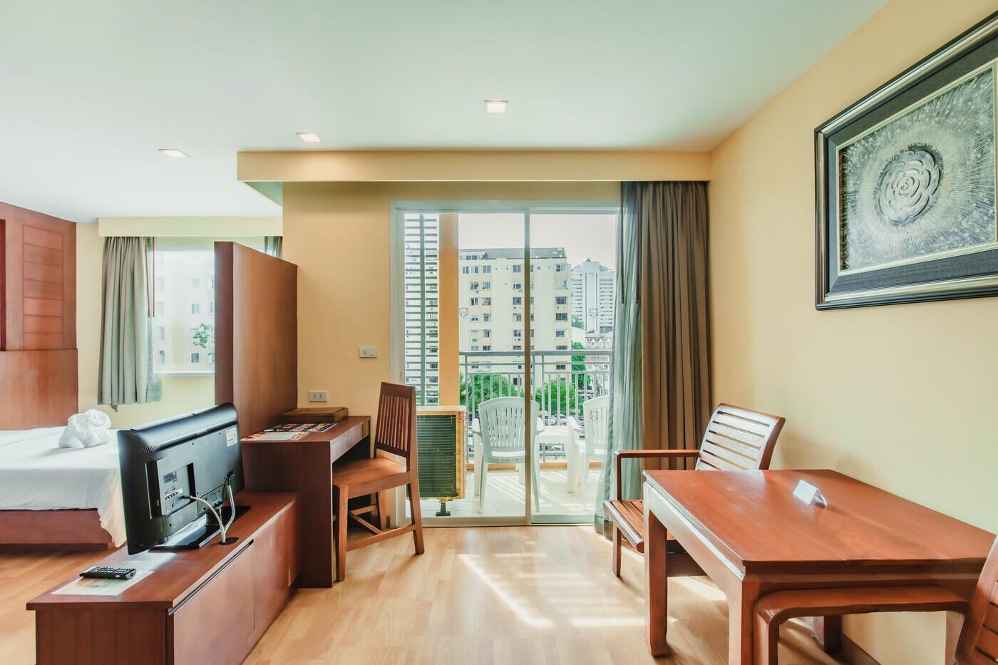Deluxe Suite King City View